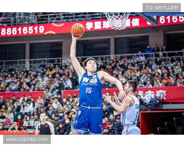 杨瀚森侧翼接球后精准三分出手轻松命中展现射手实力